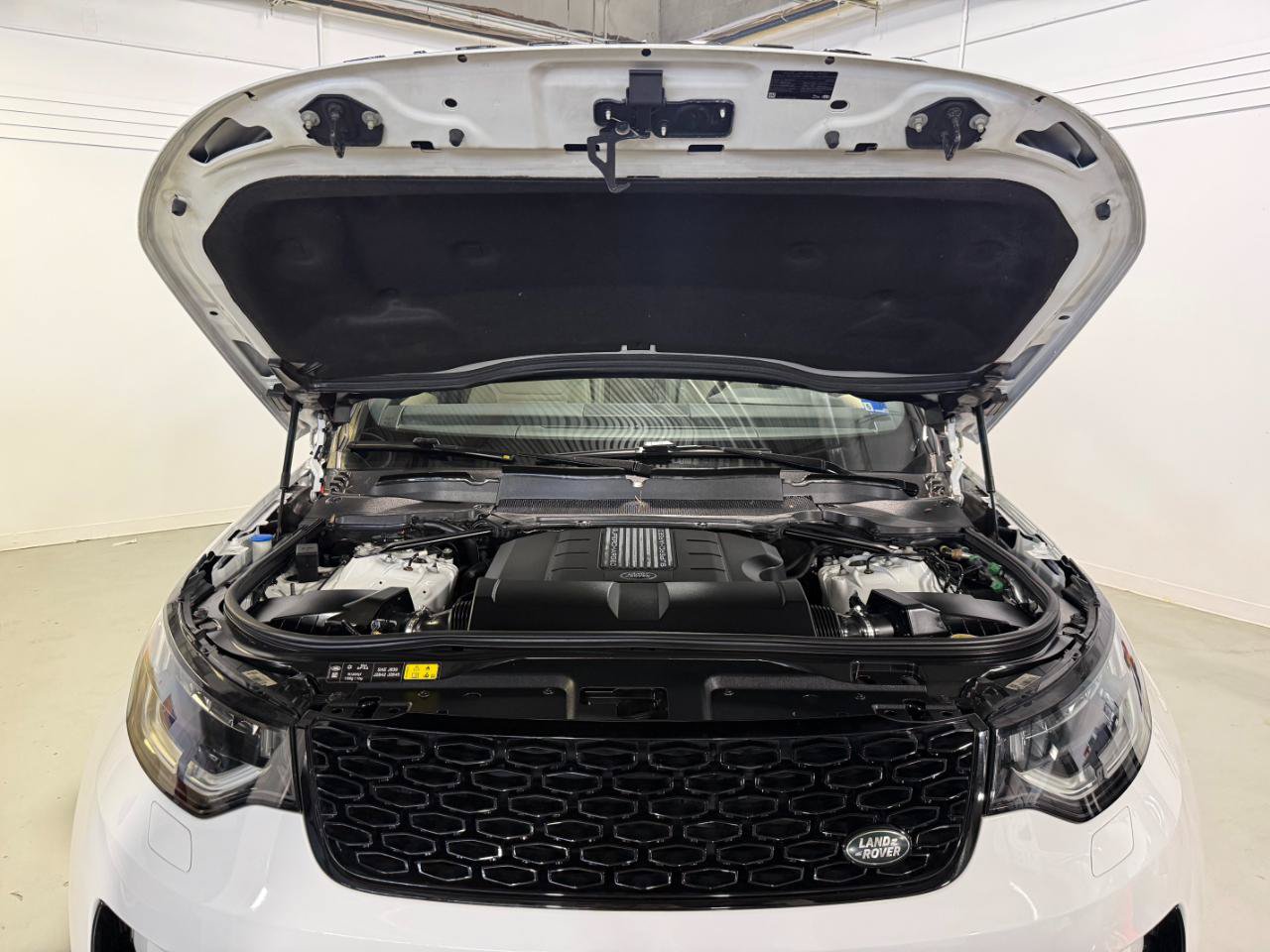 Used 2020 Land Rover Discovery Landmark AWD/4WD image 39