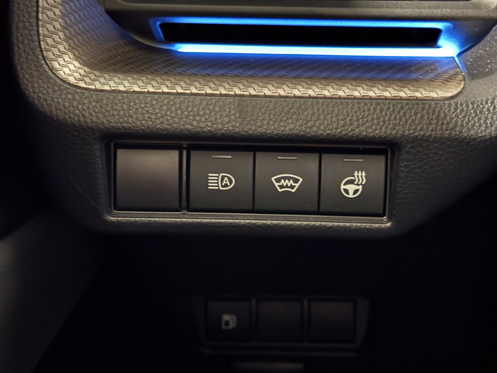 Used 2025 Toyota Prius XLE AWD/4WD image 29