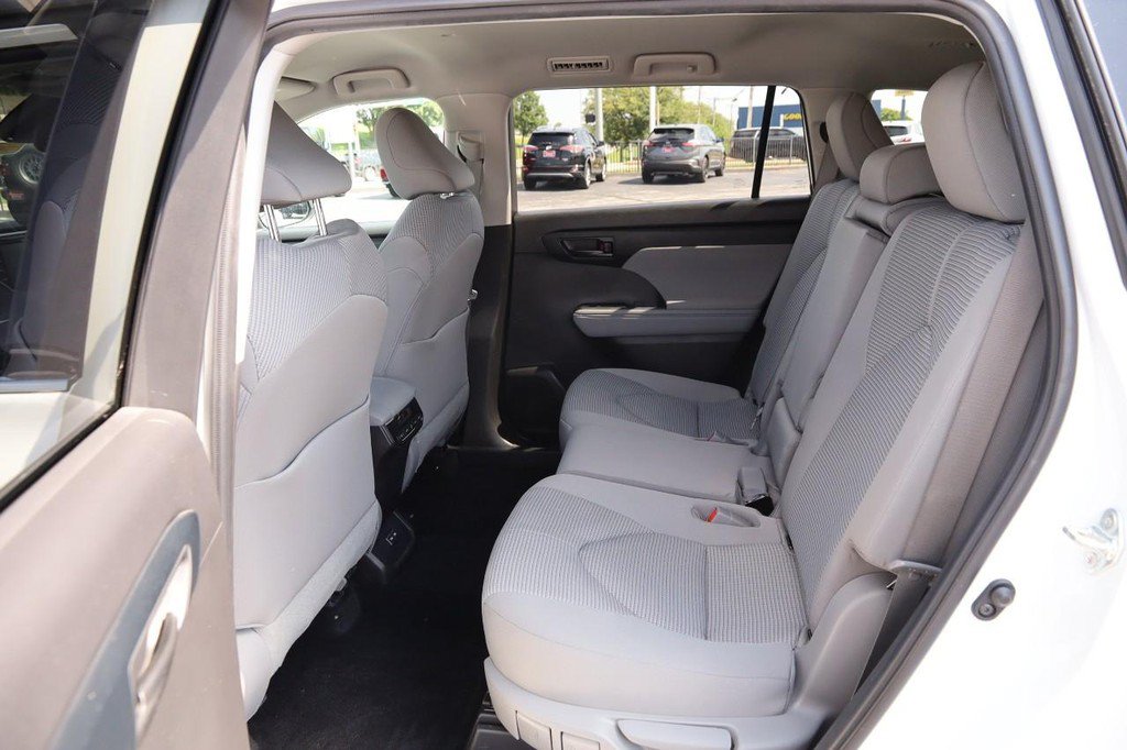 Used 2022 Toyota Highlander LE AWD/4WD image 10