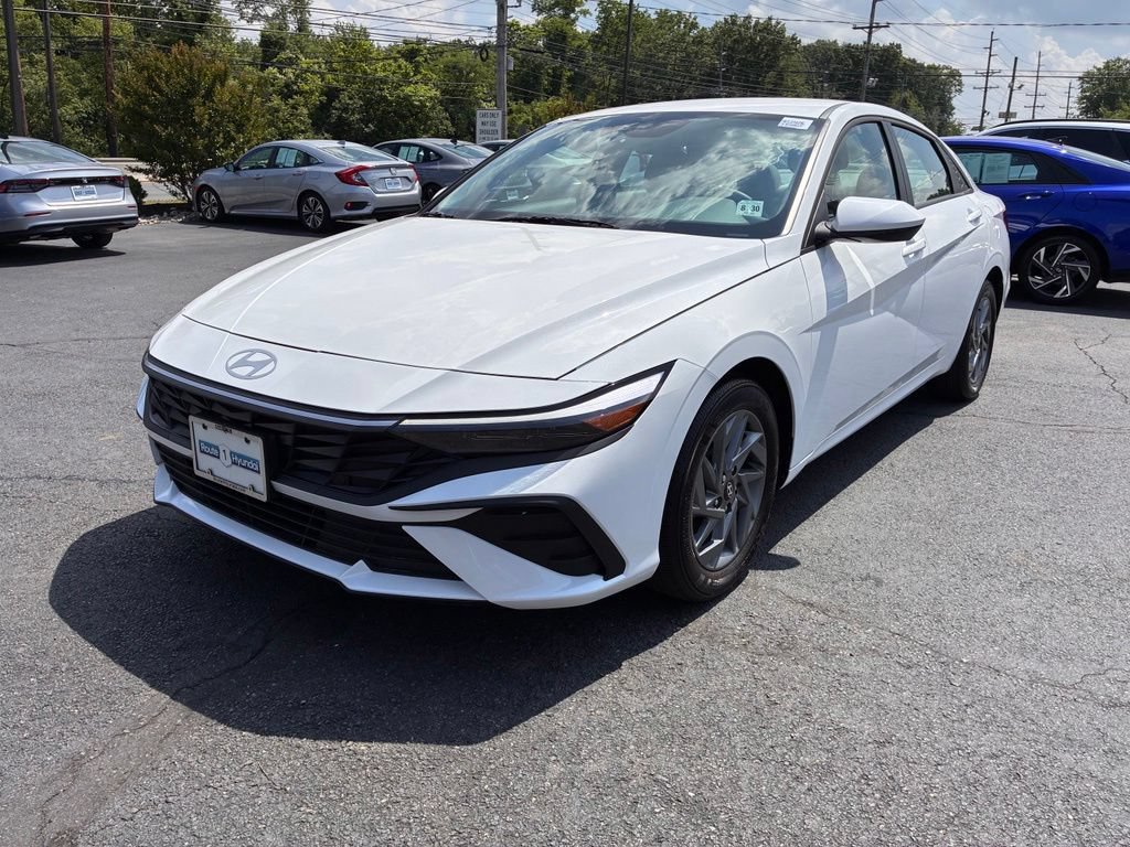 Used 2025 Hyundai Elantra Hybrid FWD image 3