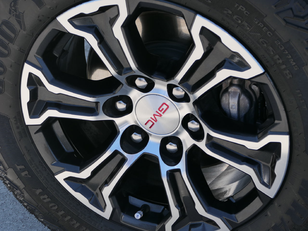 Used 2025 GMC Canyon AT4 w/ AT4 Premium Package AWD/4WD image 12