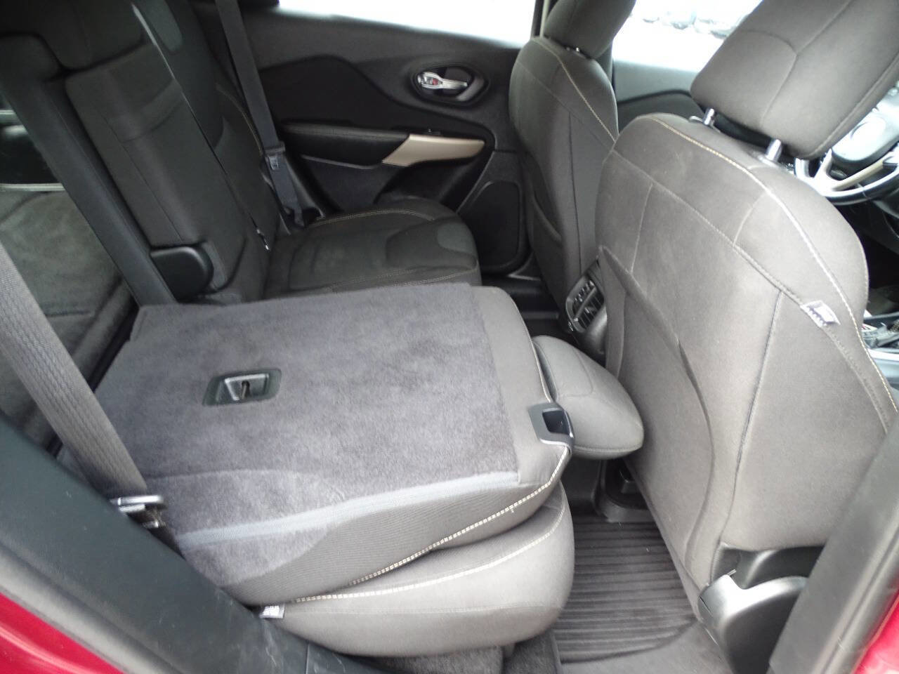 Used 2018 Jeep Cherokee Latitude w/ Quick Order Package 26T image 33