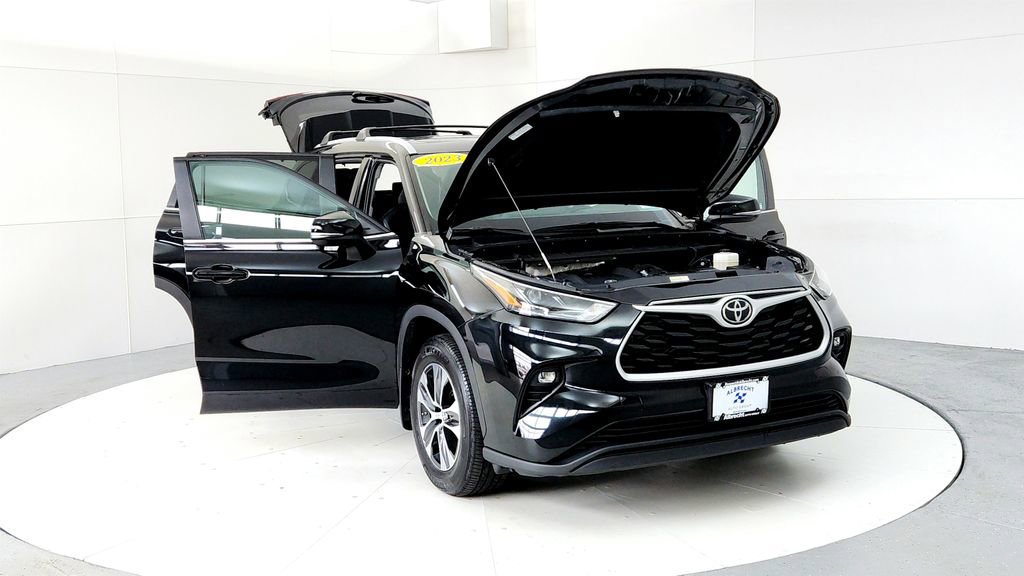 Used 2023 Toyota Highlander XLE AWD/4WD image 9