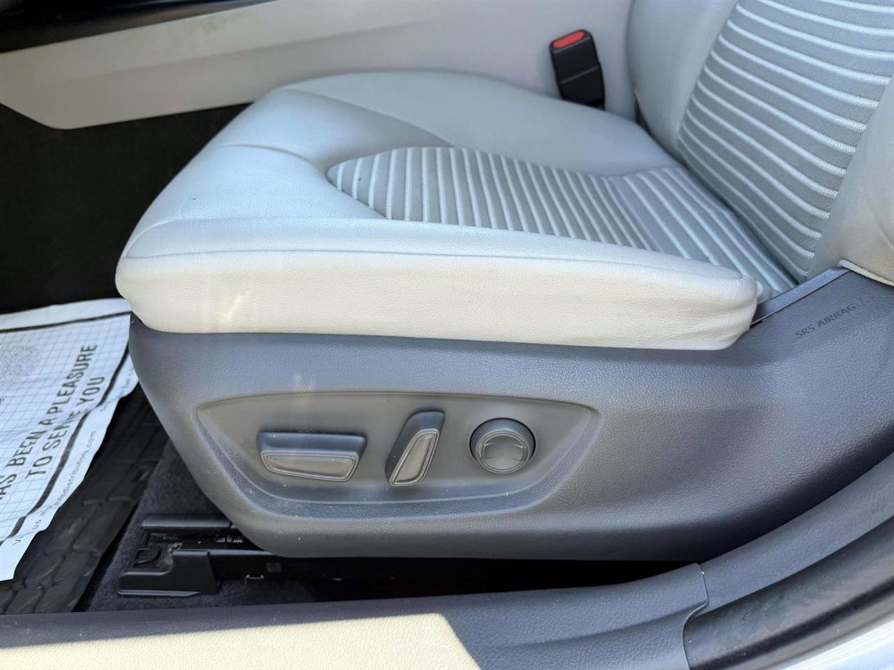 Used 2019 Toyota Camry SE w/ Protection Package (Q2) FWD image 14