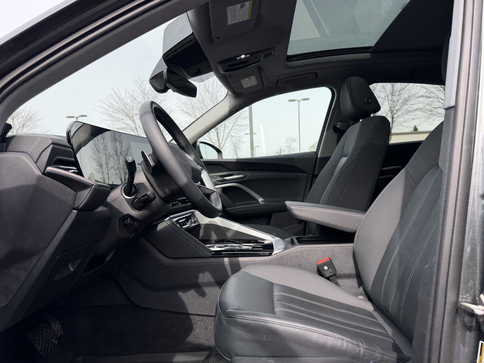 Used 2025 Audi Q5 Premium w/ Convenience Package image 14