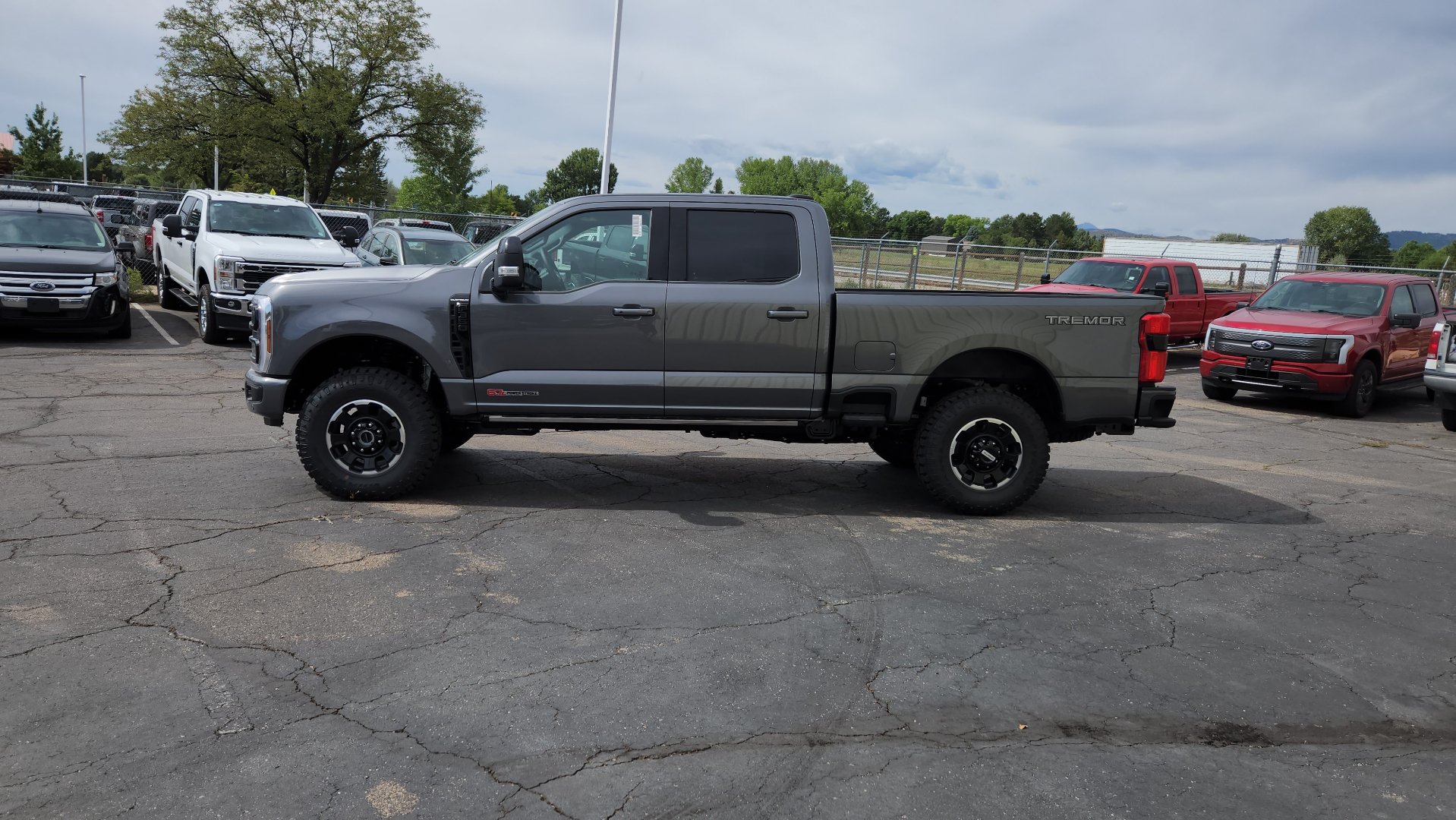New 2026 Ford F350 Platinum w/ Tremor Off-Road Package AWD/4WD image 3
