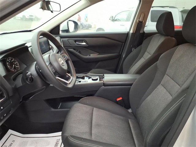 Used 2024 Nissan Rogue SV image 3