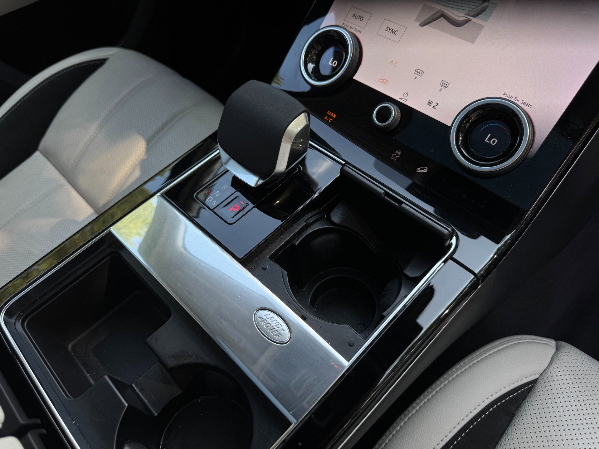 Used 2023 Land Rover Range Rover Velar R-Dynamic S image 29