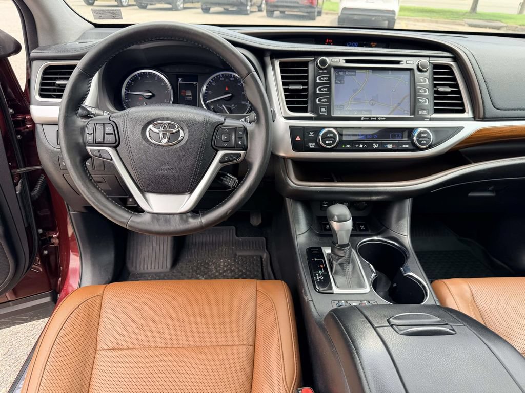 Used 2018 Toyota Highlander Limited Platinum AWD/4WD image 2
