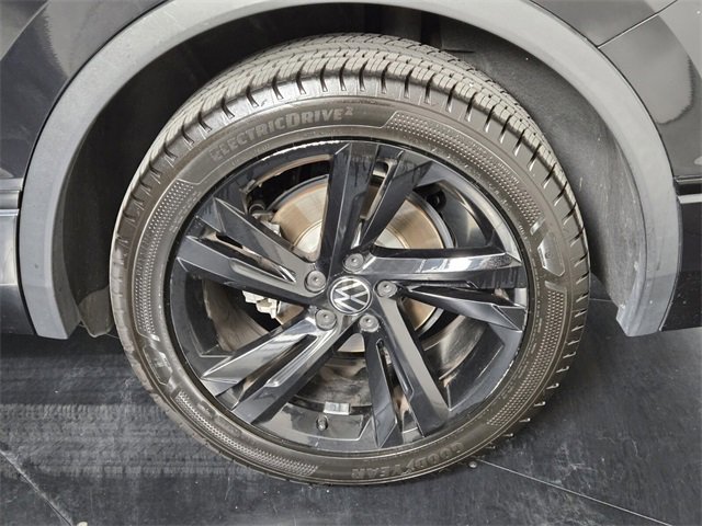 Used 2023 Volkswagen Tiguan SE R-Line image 11