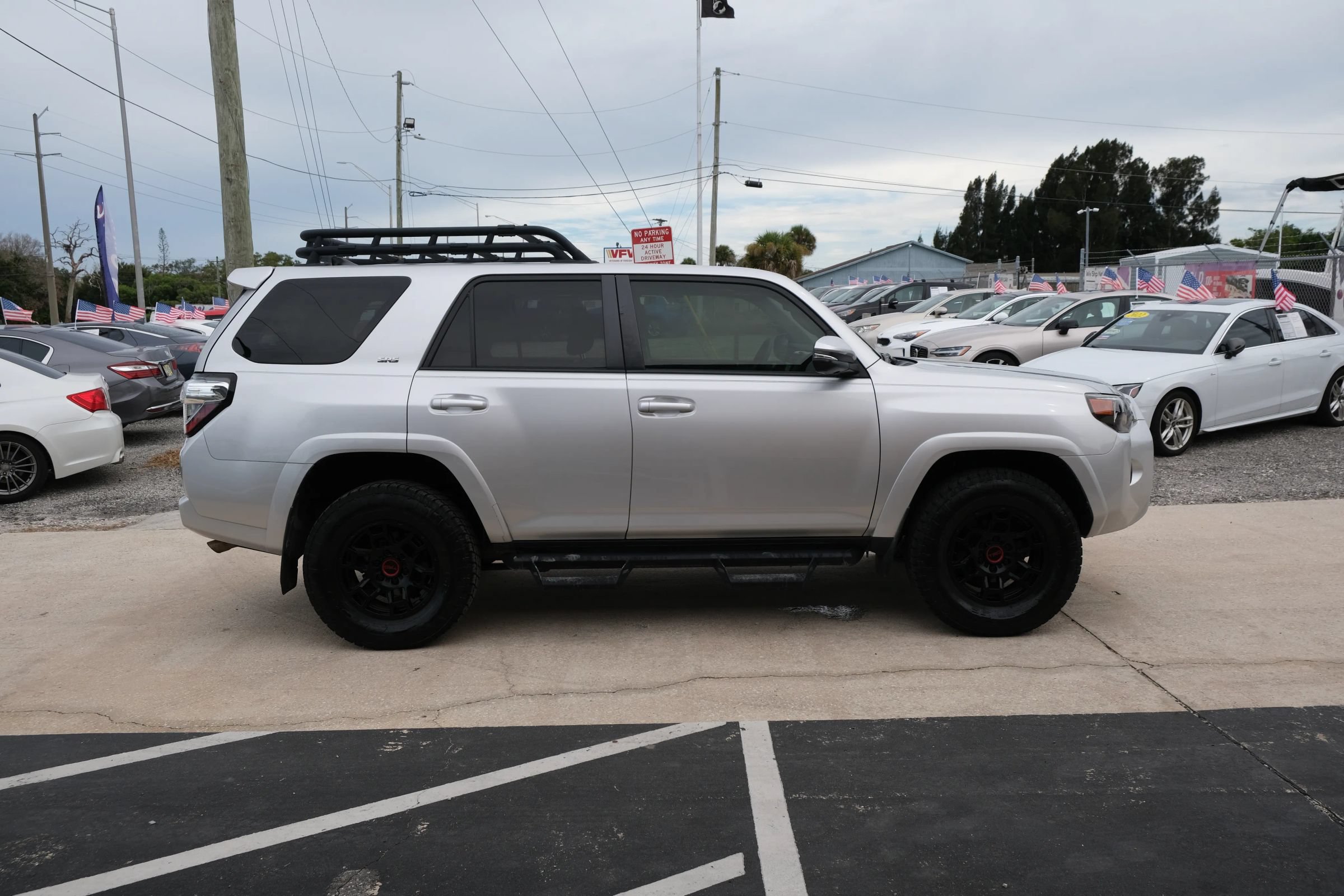 Used 2022 Toyota 4Runner SR5 Premium w/ Moonroof Package AWD/4WD image 4