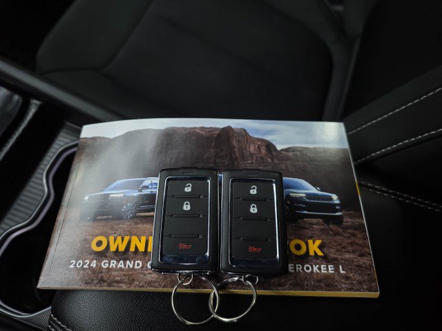 Used 2024 Jeep Grand Cherokee Laredo w/ Trailer Tow Package AWD/4WD image 40