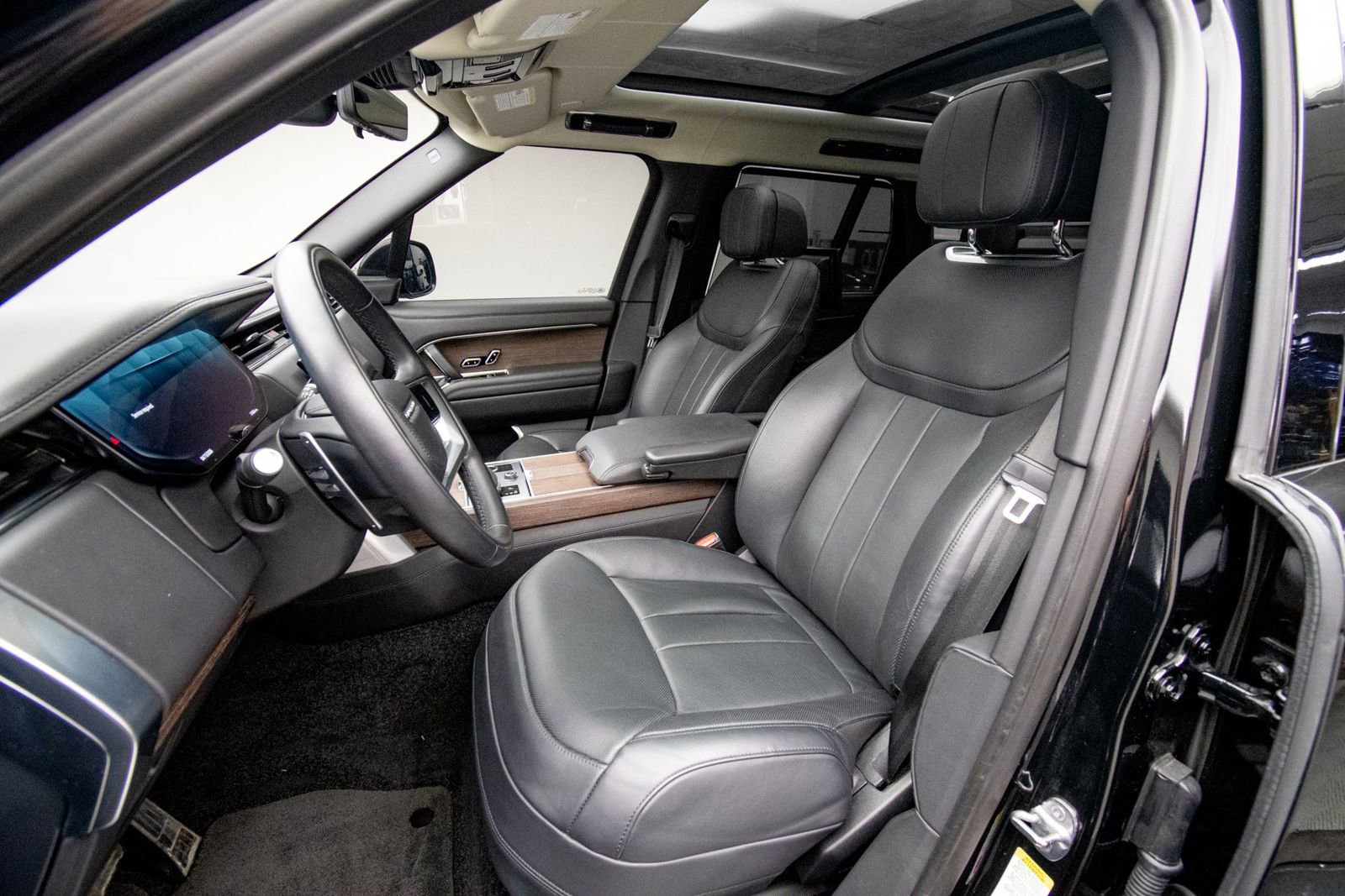 Used 2023 Land Rover Range Rover Autobiography image 13