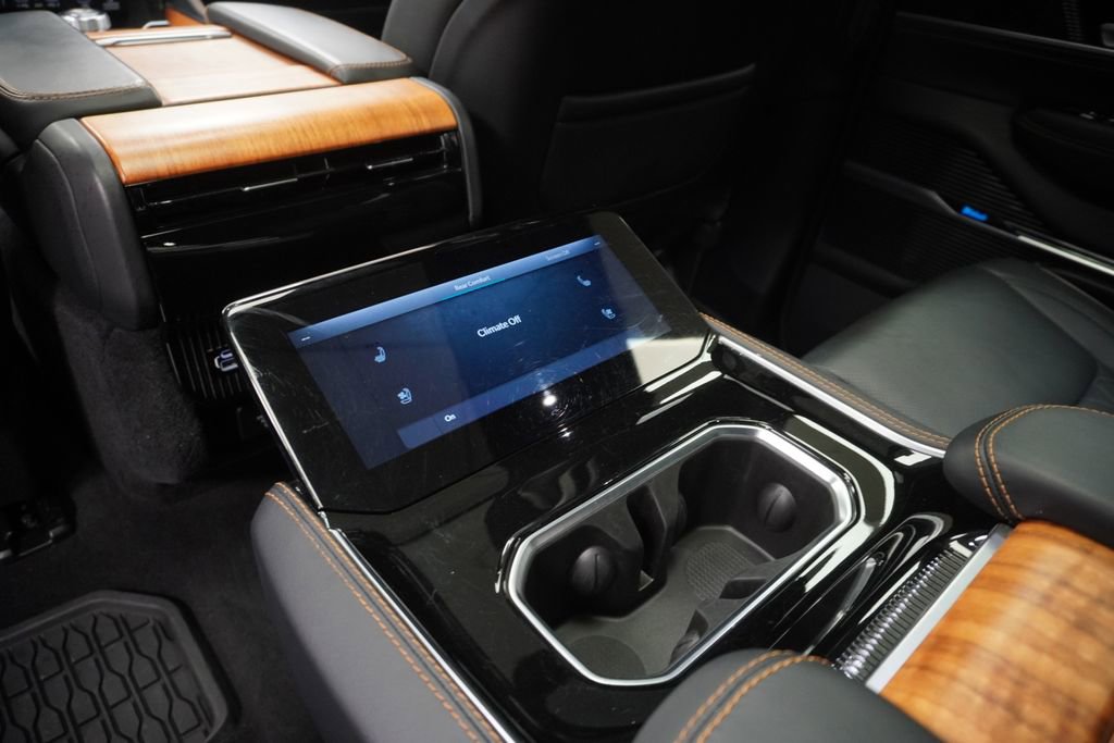 Used 2024 Jeep Grand Wagoneer Series III w/ Rear-Seat Entertainment Group AWD/4WD image 30
