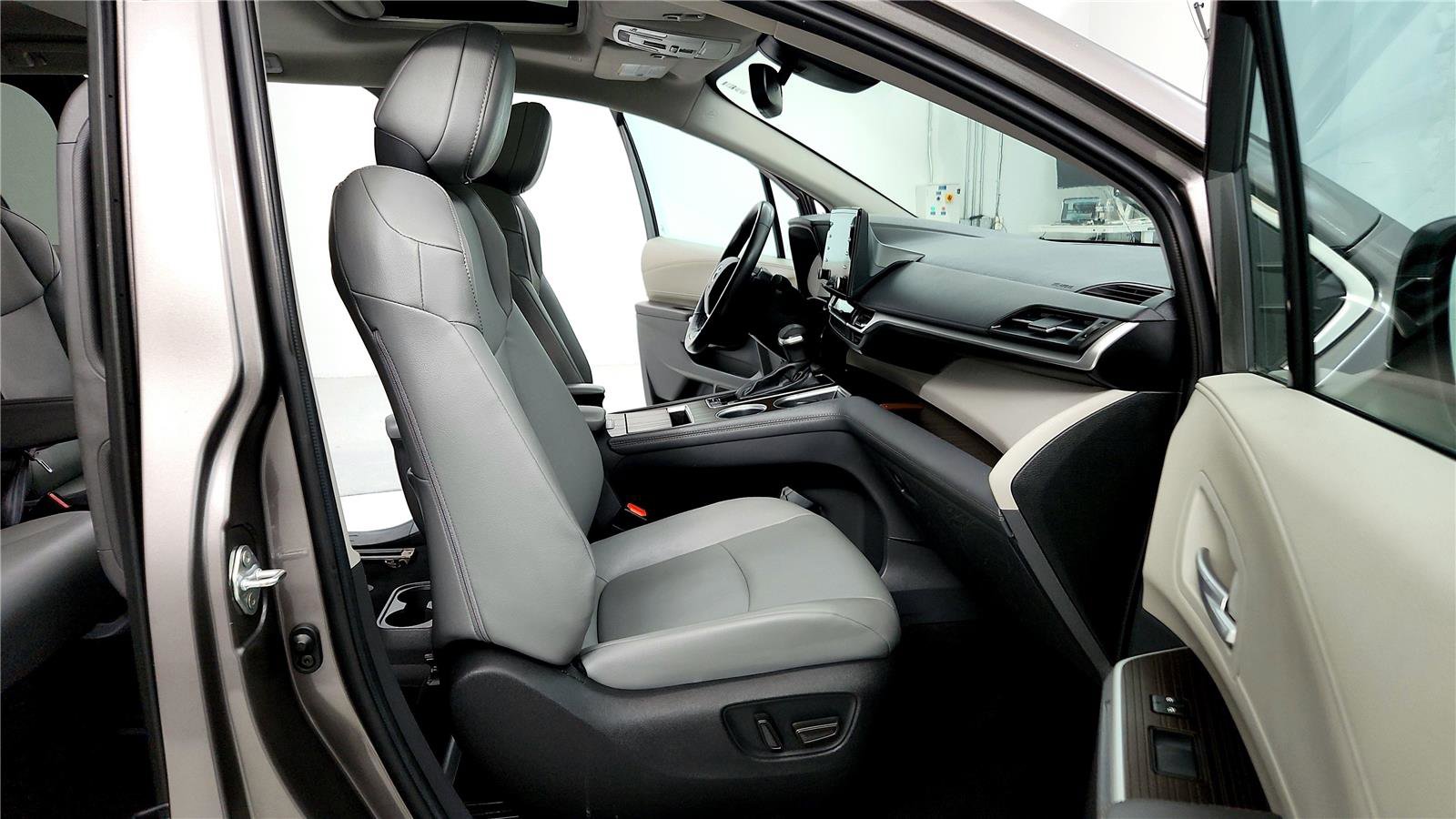 Used 2024 Toyota Sienna XLE image 17