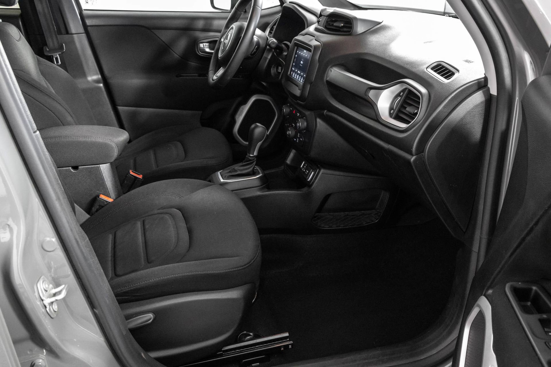 Used 2020 Jeep Renegade Latitude FWD image 38