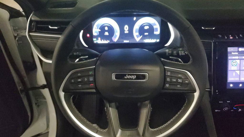 Used 2025 Jeep Grand Cherokee Laredo X image 28