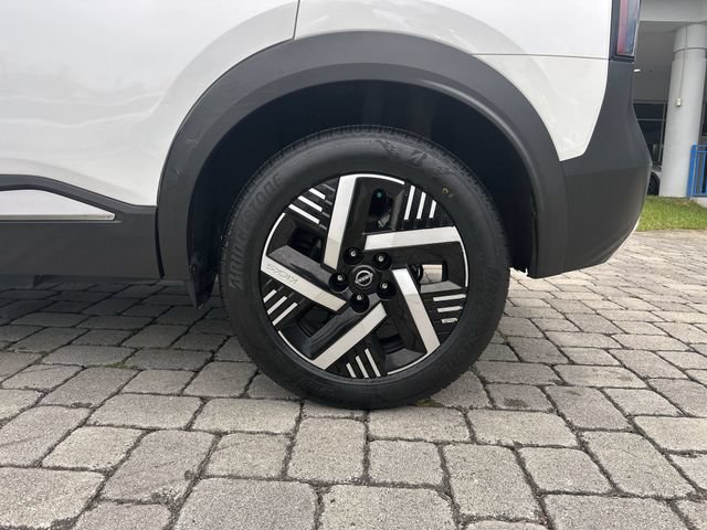 Used 2025 Nissan Kicks SV FWD image 11