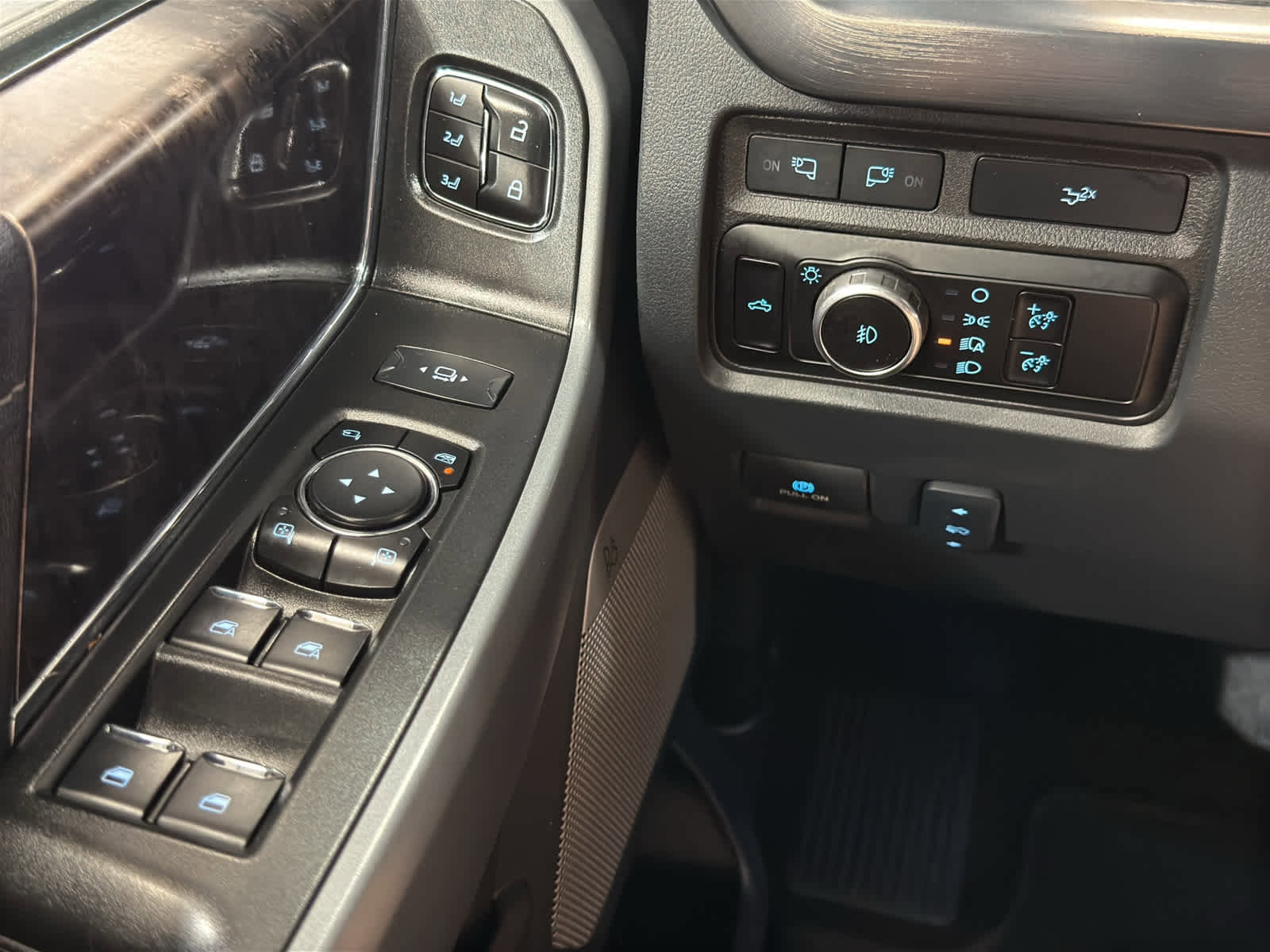 Used 2024 Ford F350 Lariat w/ FX4 Off-Road Package image 12