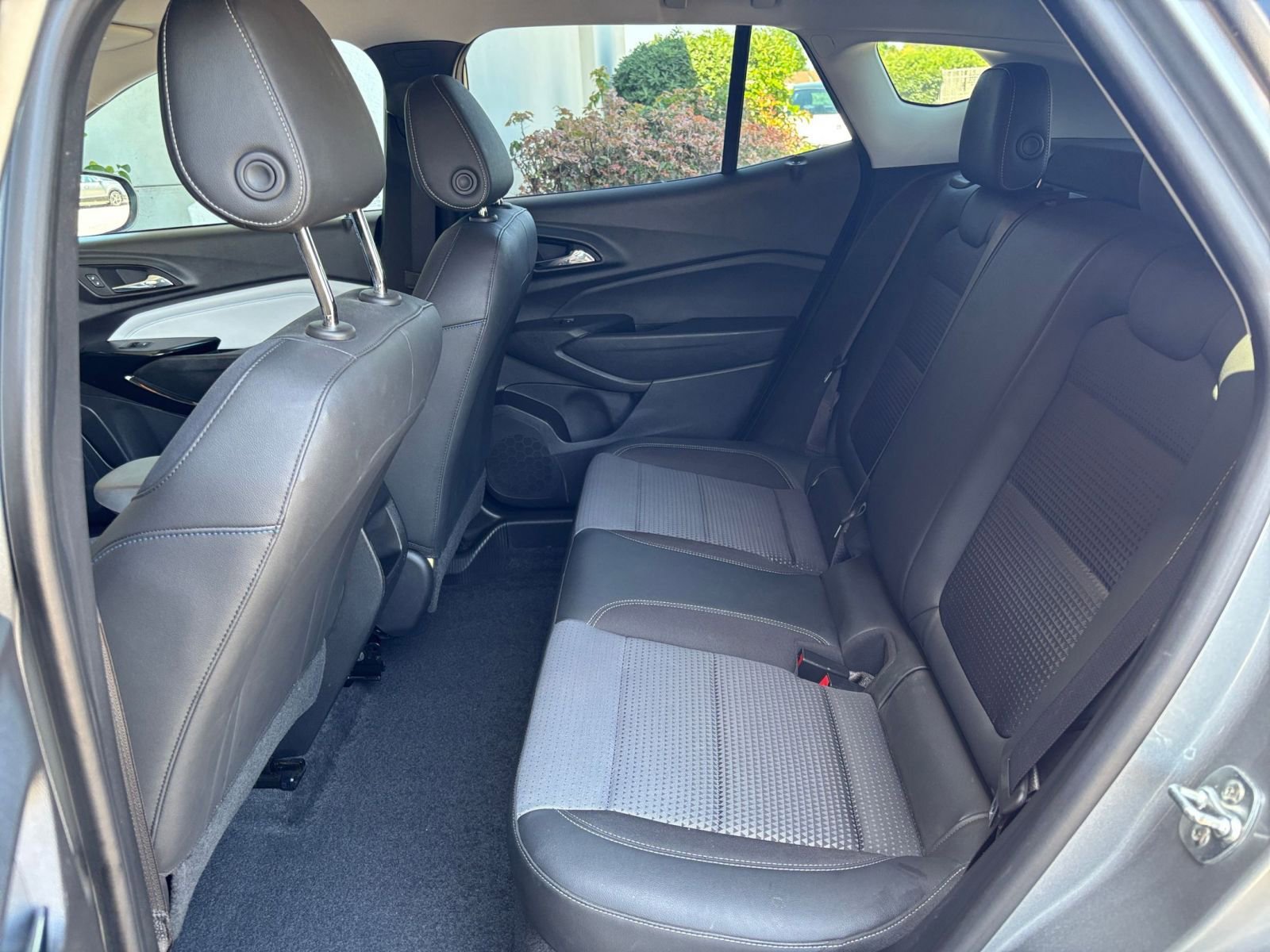 Used 2025 Chevrolet Trax LT FWD image 25