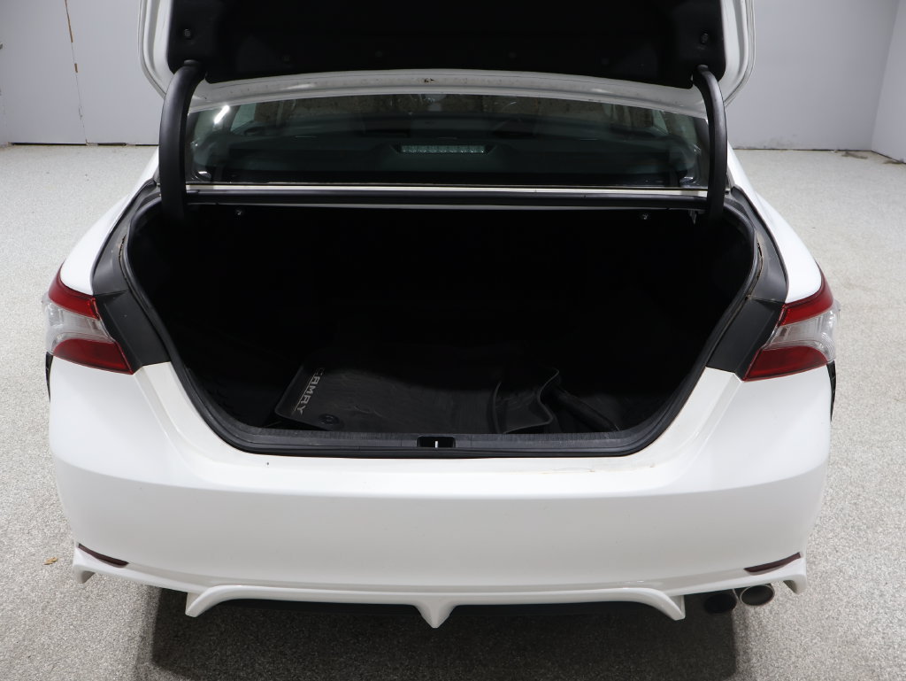 Used 2018 Toyota Camry SE FWD image 19