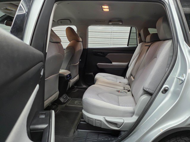 Used 2021 Toyota Highlander LE FWD image 15