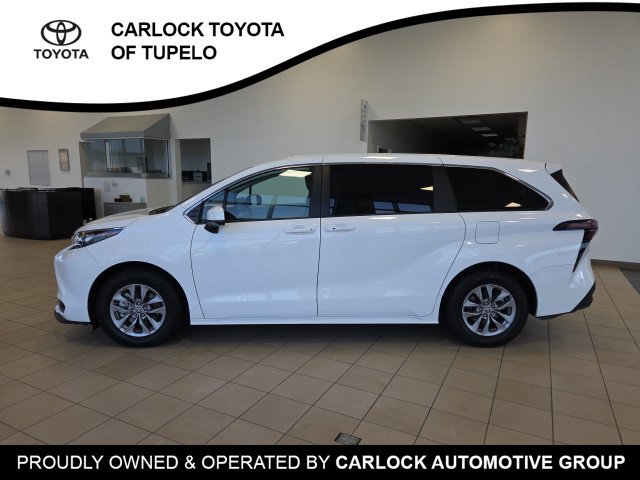Used 2026 Toyota Sienna LE FWD image 3