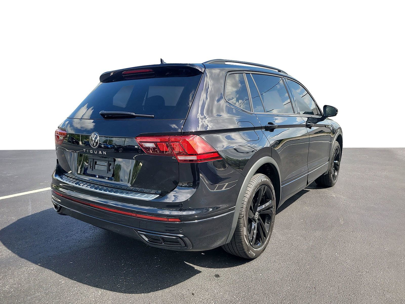 Used 2024 Volkswagen Tiguan SE R-Line image 3