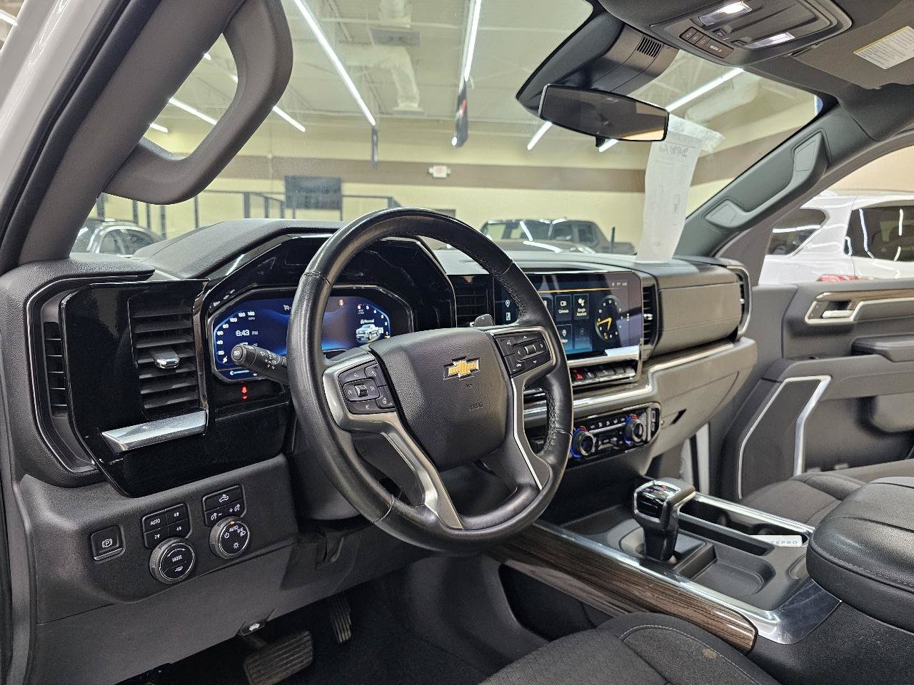 Used 2023 Chevrolet Silverado 1500 LT w/ Z71 Off-Road Package AWD/4WD image 18