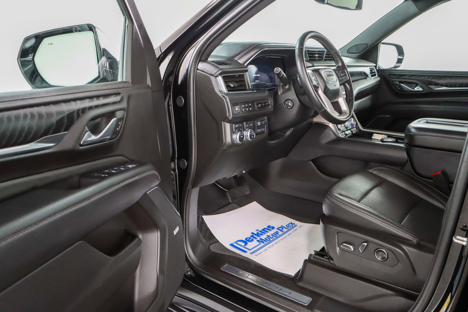 Used 2024 GMC Yukon XL Denali image 3