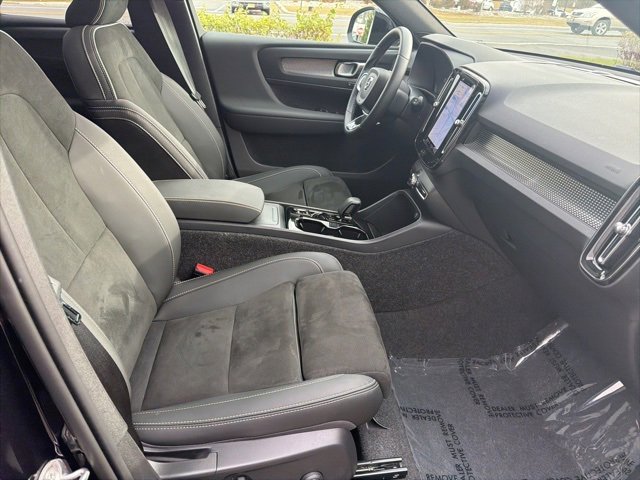 Certified 2025 Volvo XC40 B5 Plus image 16