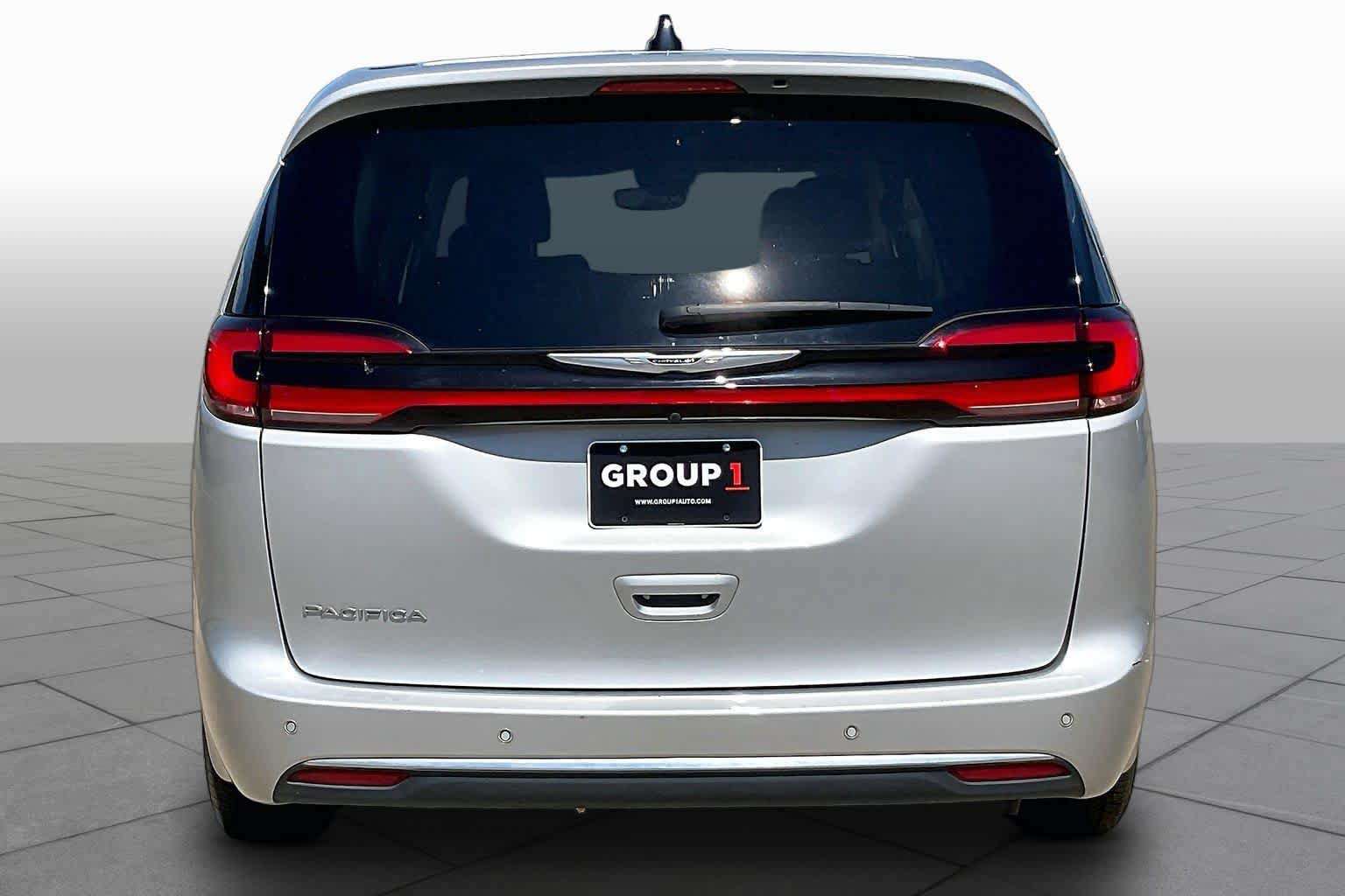 Used 2024 Chrysler Pacifica Touring-L FWD image 5