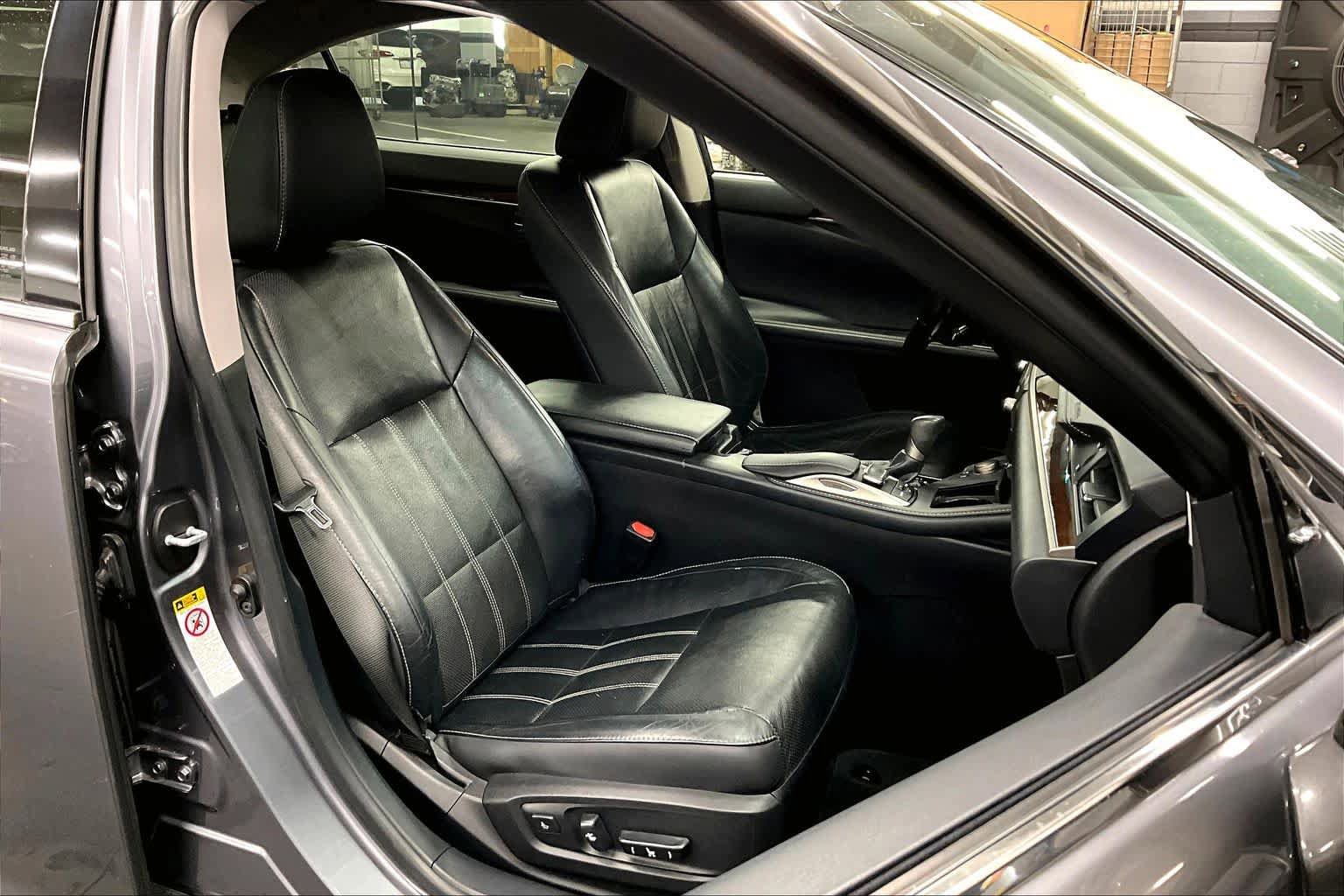Used 2016 Lexus ES 300h w/ Luxury Package w/Wood Trim FWD image 8