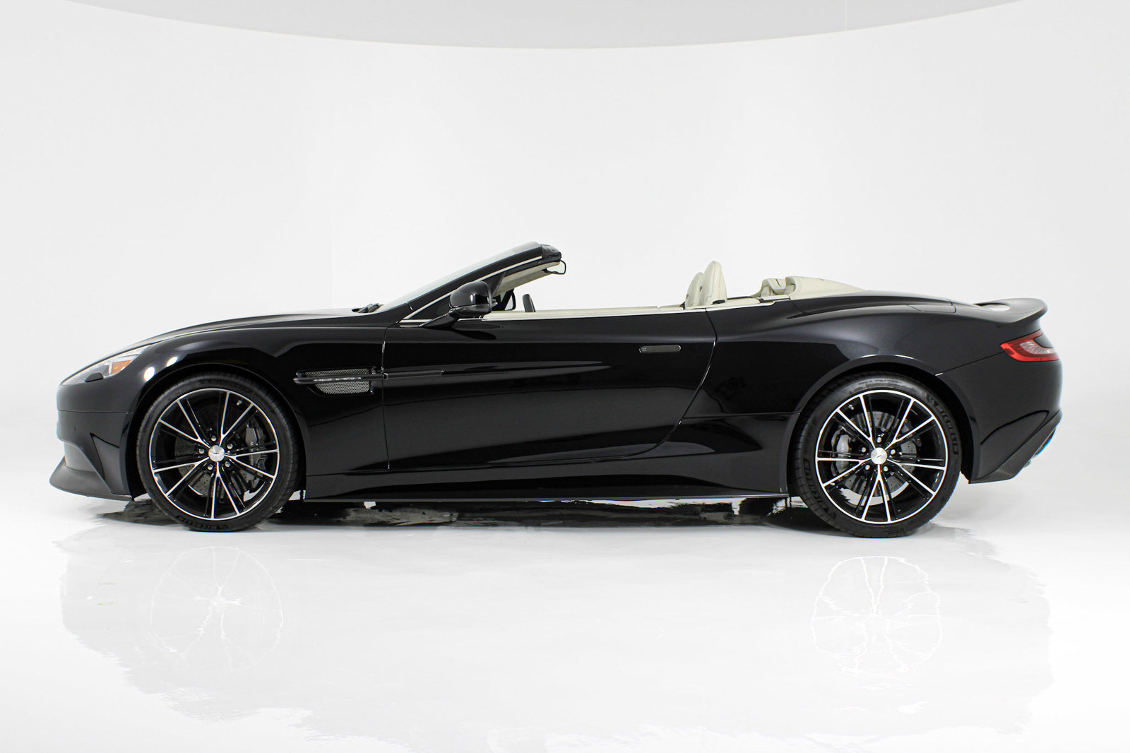Used 2014 Aston Martin Vanquish Volante RWD image 4