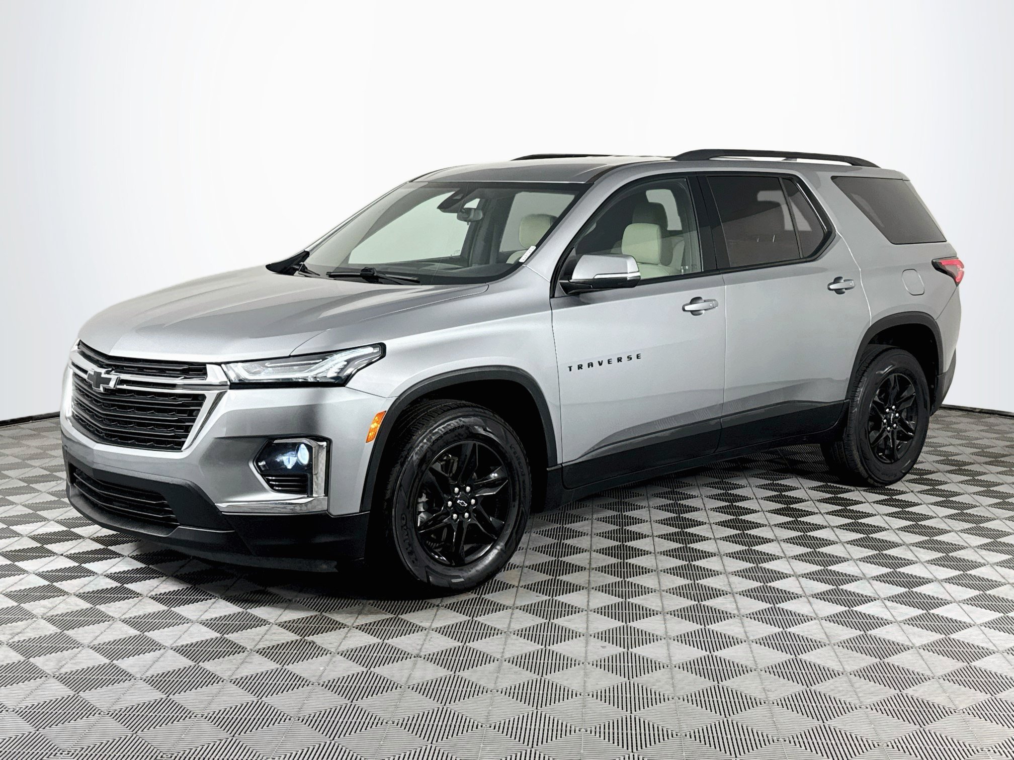 Used 2024 Chevrolet Traverse LS w/ Midnight/Sport Edition FWD image 4