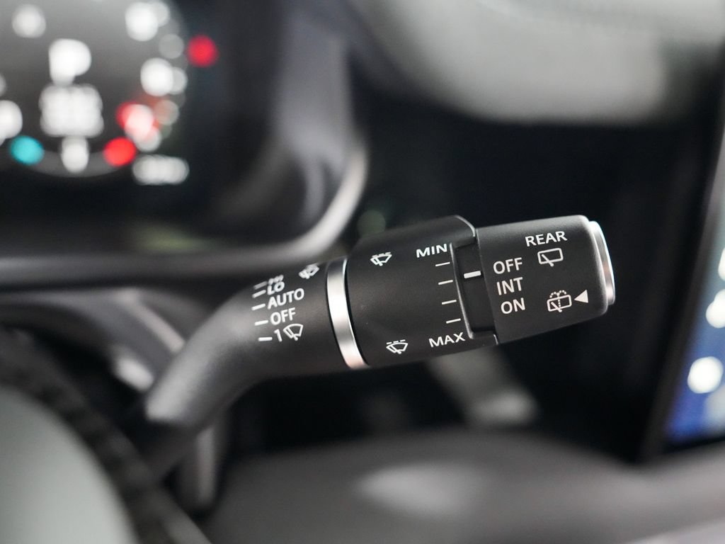 Used 2023 Land Rover Defender 130 X-Dynamic SE AWD/4WD image 25