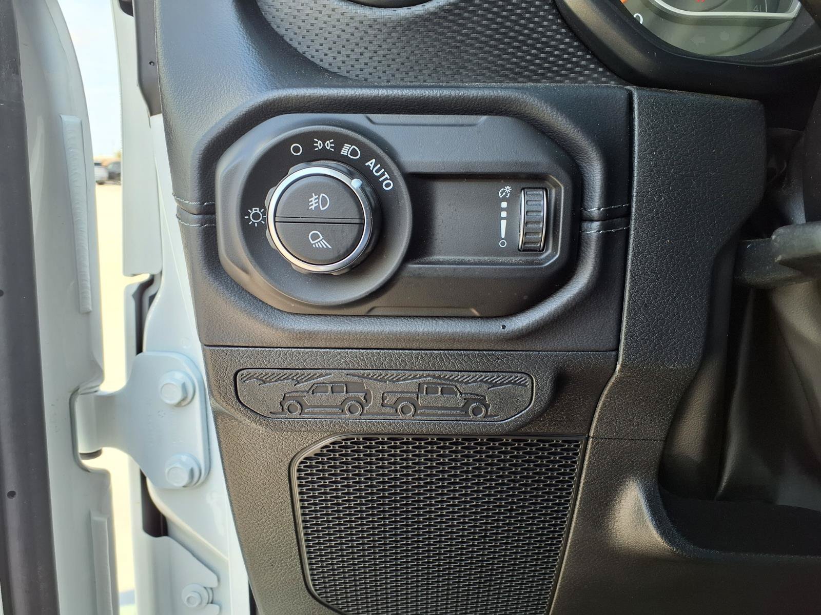 Used 2025 Jeep Gladiator Rubicon w/ Convenience Group AWD/4WD image 23