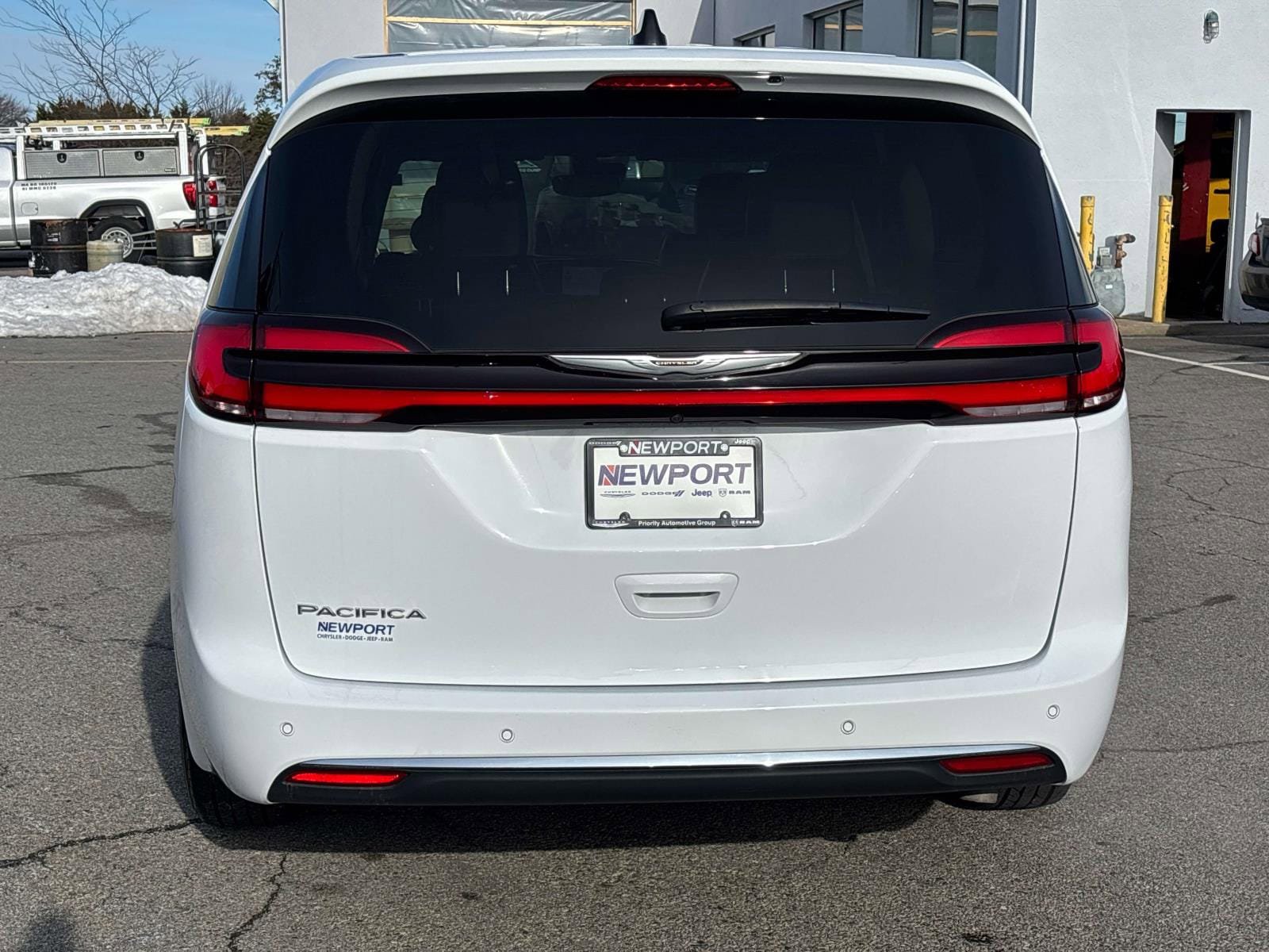 Used 2024 Chrysler Pacifica Touring-L FWD image 4