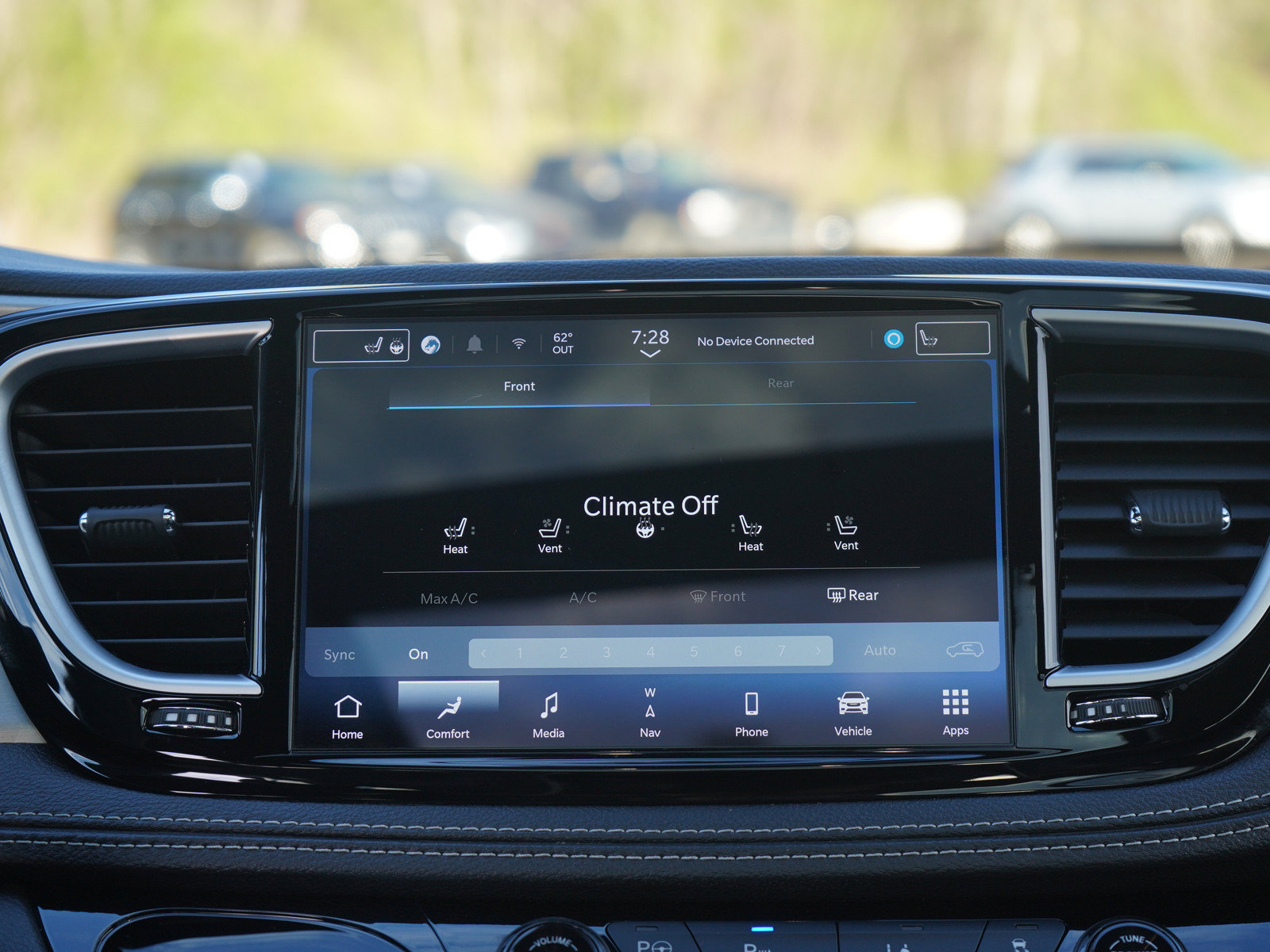 Used 2024 Chrysler Pacifica Premium FWD image 16
