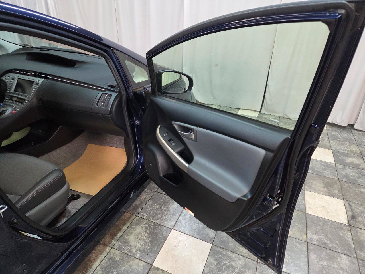 Used 2015 Toyota Prius Five w/ Advanced Technology Package FWD image 10