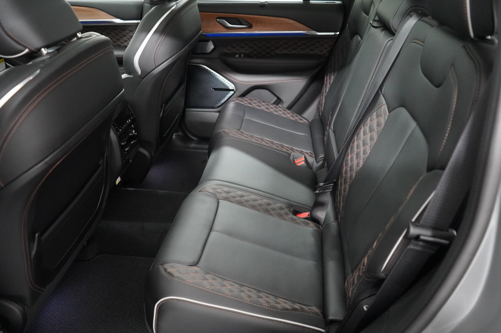 Used 2024 Chrysler Pacifica Limited w/ Uconnect Theater Family Group FWD image 14