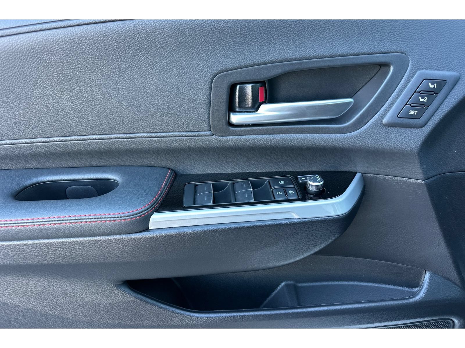 Used 2025 Toyota Sienna XSE w/ XSE Premium Package AWD/4WD image 11