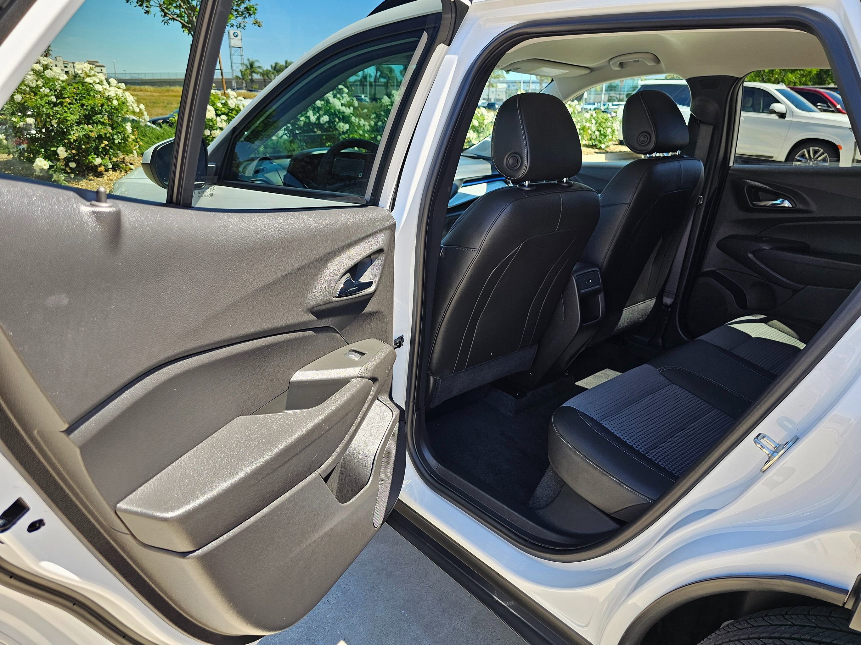 Used 2025 Chevrolet Trax LT FWD image 17