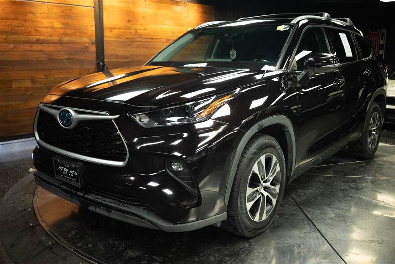 Used 2022 Toyota Highlander XLE FWD image 2