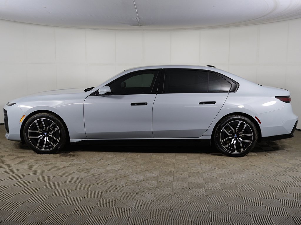 Used 2025 BMW i7 xDrive60 w/ Premium Package image 16