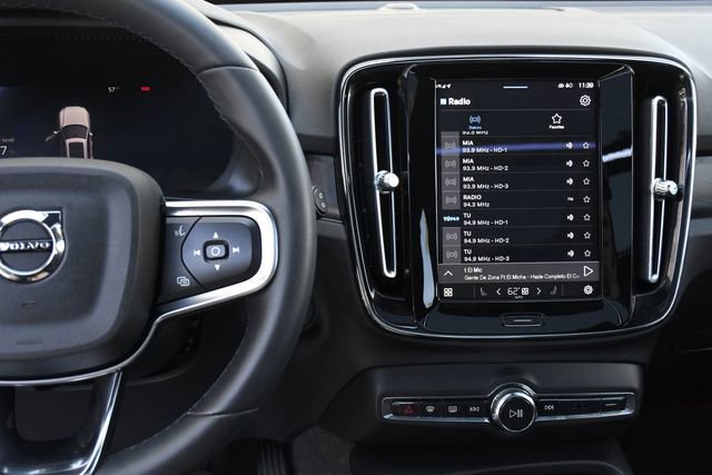 Used 2023 Volvo XC40 Recharge Plus image 11