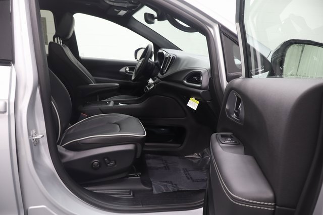 New 2026 Chrysler Pacifica Limited image 14