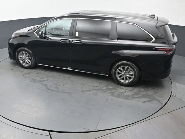 Used 2025 Toyota Sienna XLE image 45