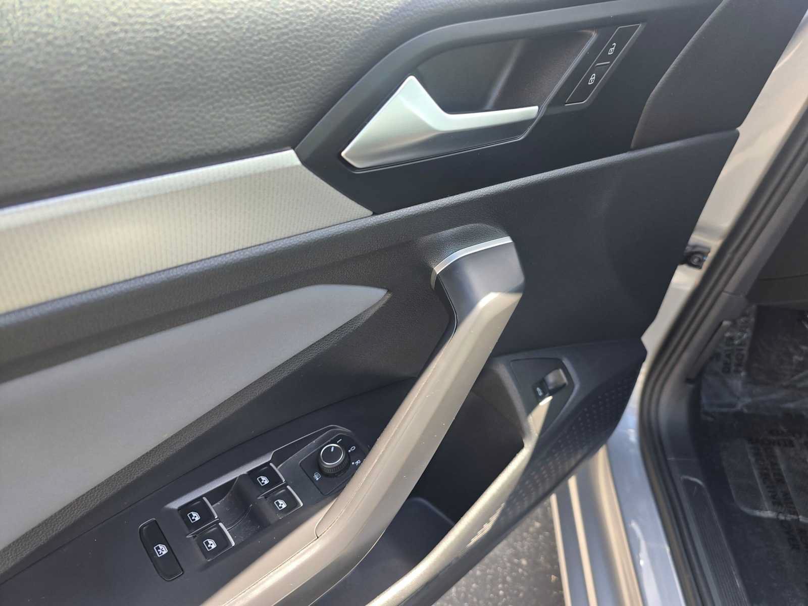 Used 2025 Volkswagen Jetta SE FWD image 19
