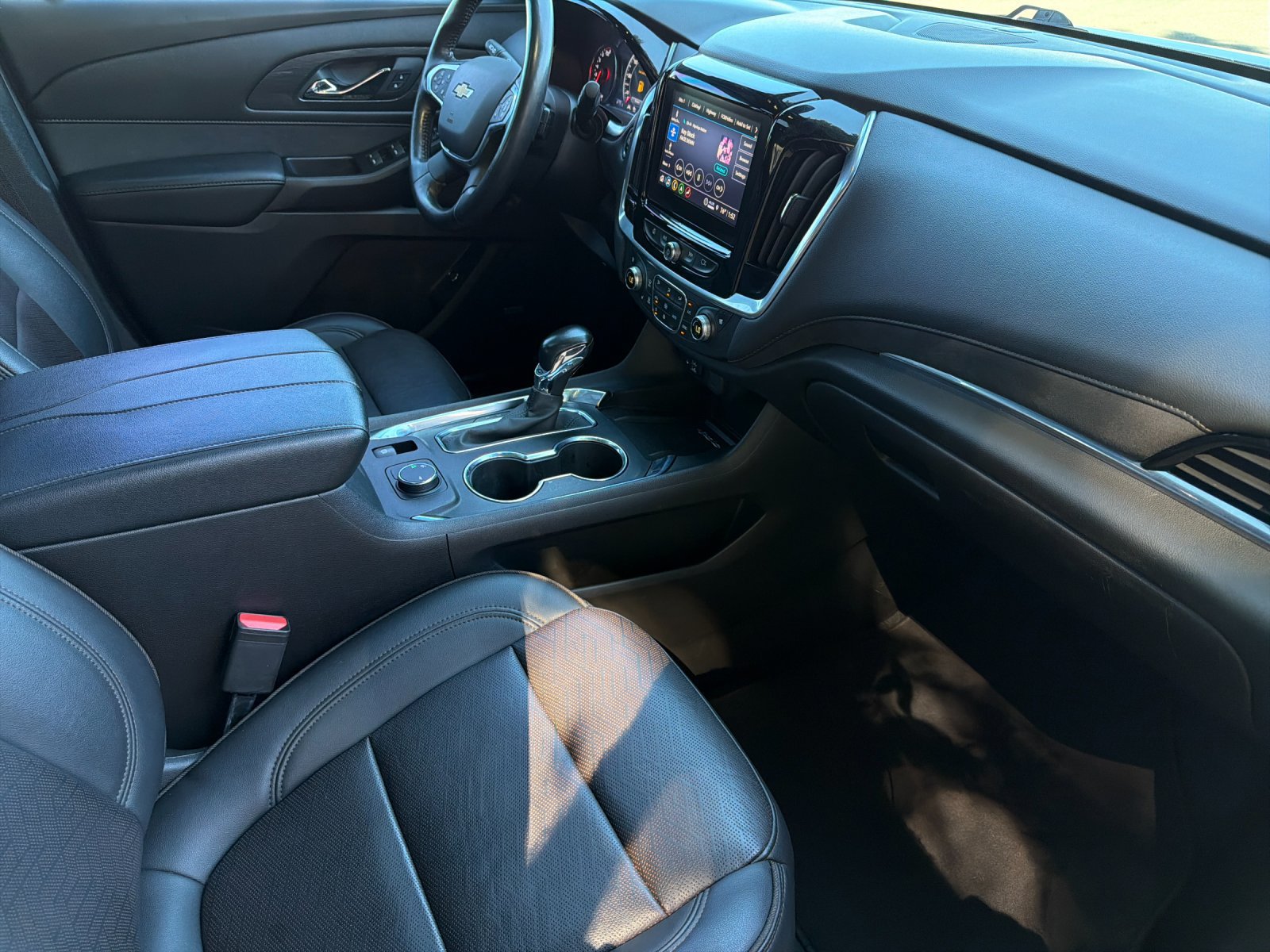 Used 2022 Chevrolet Traverse High Country w/ LPO, 'HIT The Road' Package FWD image 17